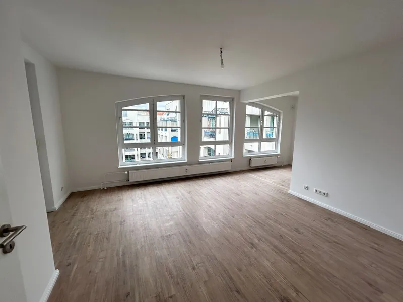 Helle 2-Zimmer Wohnung im 4. OG mit Loggia & Aufzug! Ab sofort verfügbar — photo 1